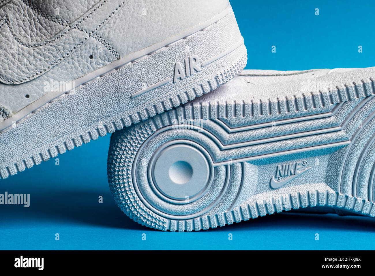 Mosca, Russia - Novembre 2021: Nike Air Force 1 - le sneaker retrò da  basket basse classiche bianche con tecnologia Nike Air consistono in aria  pressurizzata all'interno Foto stock - Alamy