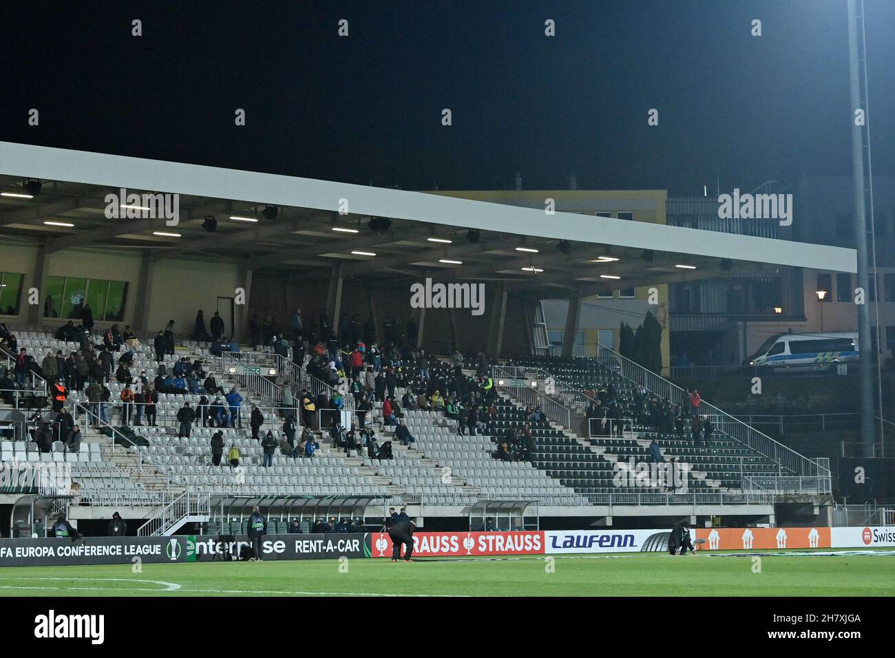 JABLONEC NAD NISOU, REPUBBLICA CECA - NOVEMBRE 25: Tifosi durante la partita della UEFA Europa Conference League tra FK Jablonec e AZ Alkmaar a Stadion Střelnice il 25 Novembre 2021 a Jablonec nad Nisou, Repubblica Ceca (Foto di Patrick Goosen/Orange Pictures) credito: Orange Pics BV/Alamy Live News Foto Stock