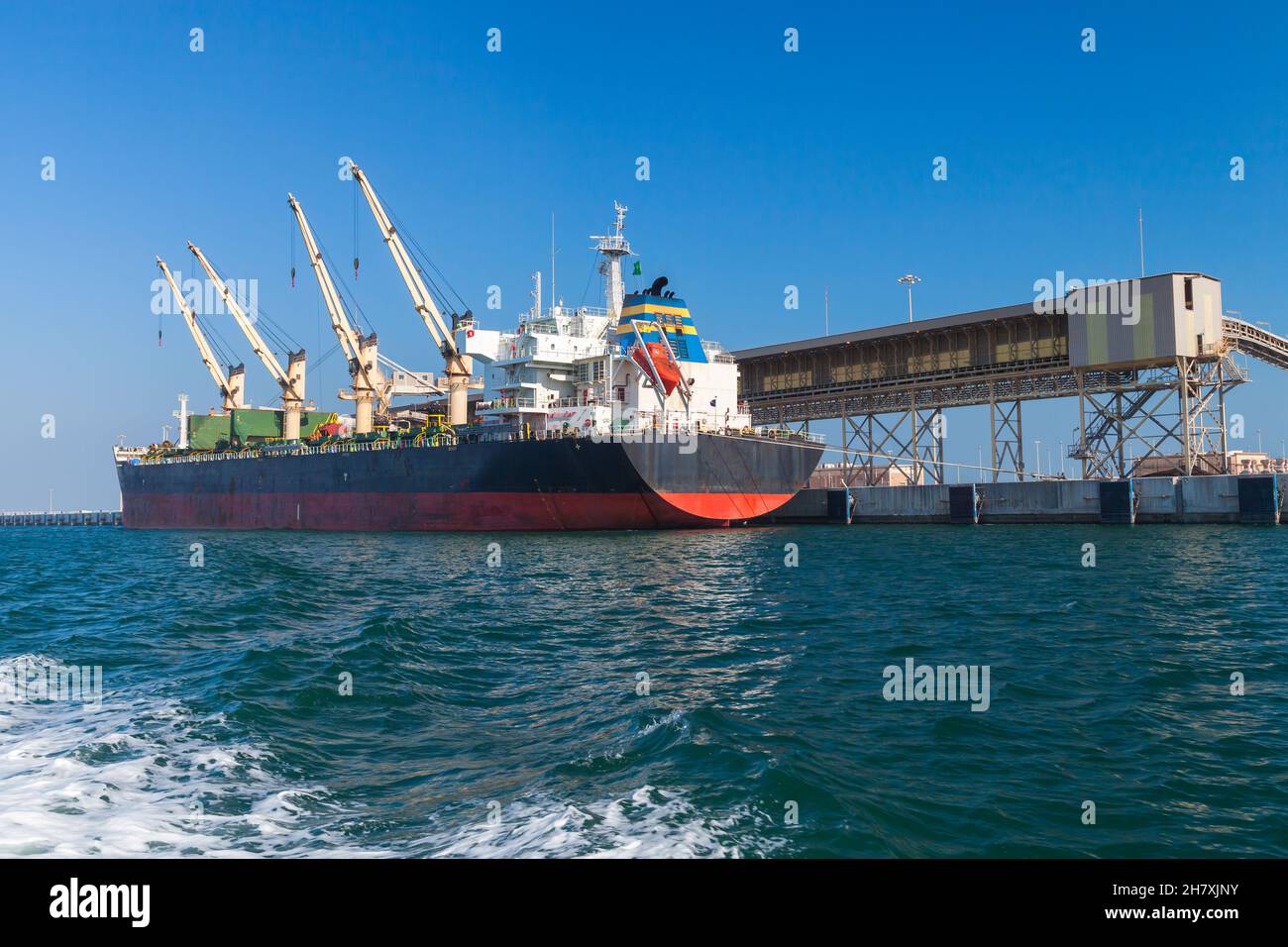 Portarinfuse, la nave da carico sta caricando in porto. Arabia Saudita Foto Stock
