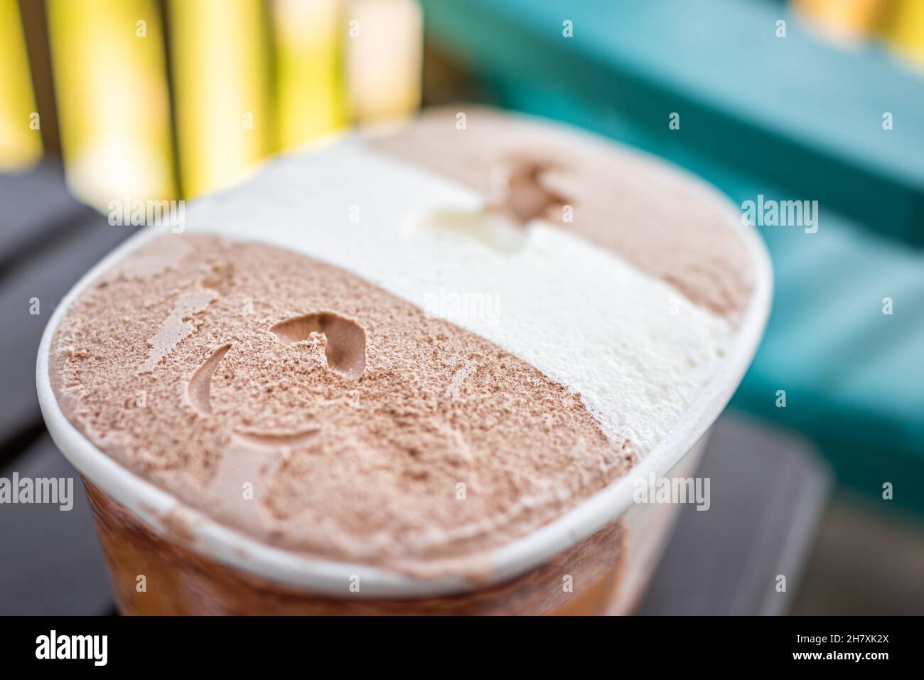Primo piano macrofumo di contenitore scatola di cartone di cioccolato fondente e latte vaniglia gelato napoletano gelato gelato gelato gelato gelato gelato gelato gelato gelato acquistato con consistenza di latticini Foto Stock