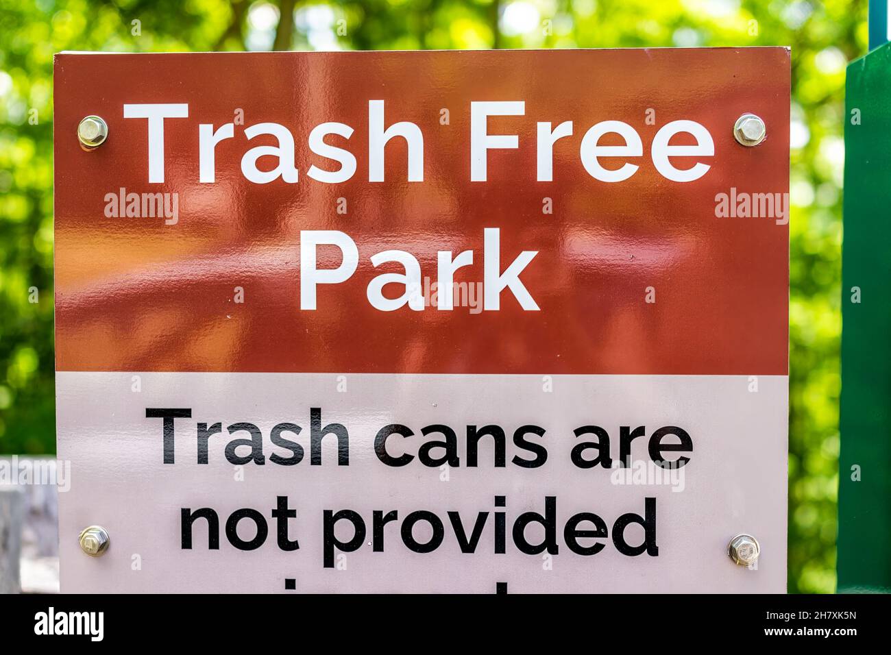 Seven Devils, North Carolina città con primo piano di cartello presso Otter Falls Trail per il parco senza rifiuti e le lattine non sono fornite a causa di problemi con gli orsi Foto Stock