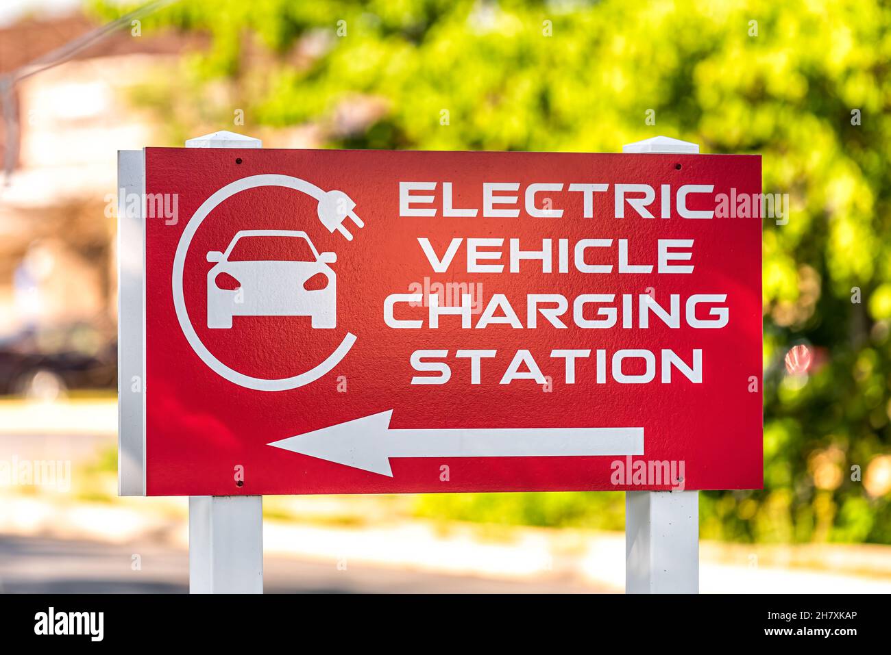 Insegna su strada per la stazione di ricarica dei veicoli elettrici con il logo sull'edificio in Riverton Commons Plaza a Front Royal, Virginia USA Foto Stock