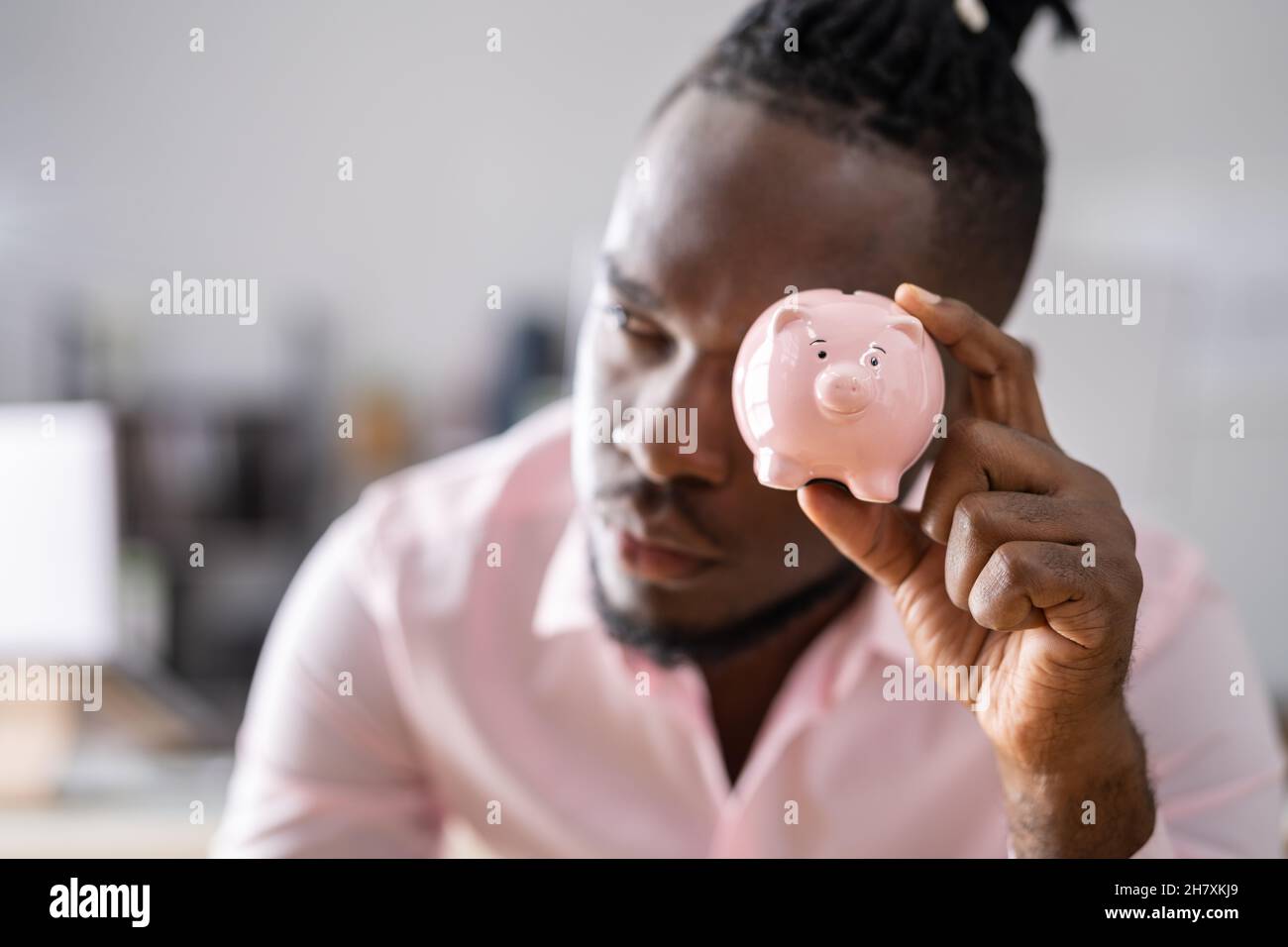 Risparmio di denaro e audit finanziario. Contabile con Piggybank Foto Stock