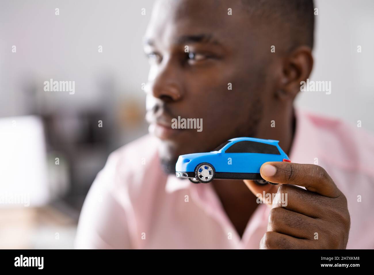 Assicurazione auto o profitto di vendita. Nuovo prezzo Foto Stock