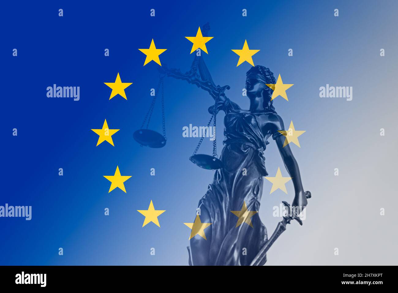 Legge, concetto legale con statua di giustizia della signora. Bandiera UE sullo sfondo Foto Stock