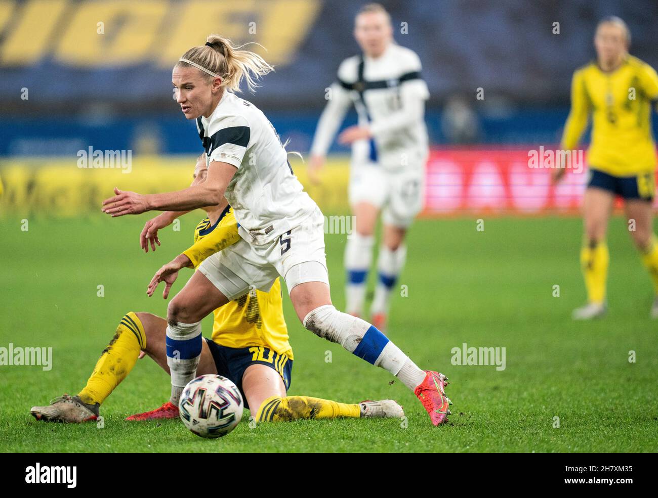 Emma Koivisto in Finlandia contro Sofia Jakobsson in Svezia durante la partita di calcio di qualificazione della Coppa del mondo femminile 2023 tra Svezia e Finlandia allo stadio gamma Ullevi di Gothenburg, Svezia 25 novembre 2021 Foto: Bjorn Larsson Rosvall / TT / kod 9200 Foto Stock