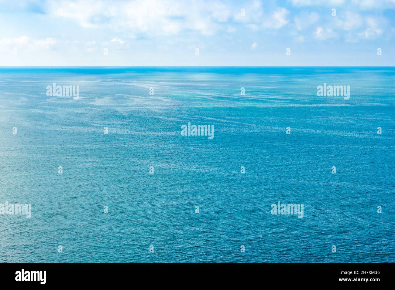 Mare primaverile e nuvole primaverili Foto Stock