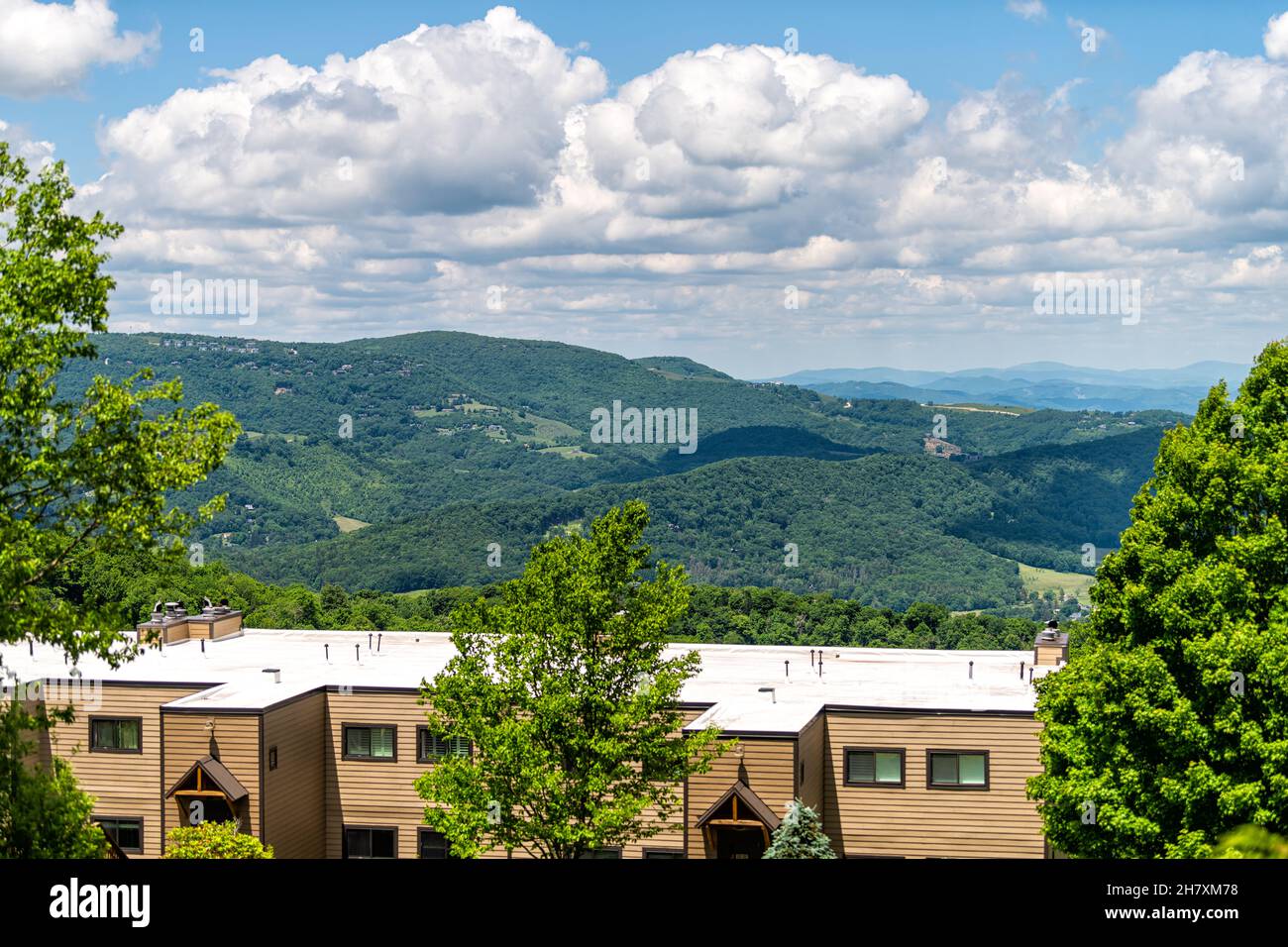 Sugar Mountain stazione sciistica città con vista delle belle montagne verdi in estate in Carolina del Nord con condominio appartamenti edifici sulla vetta in Blue Ridge Foto Stock