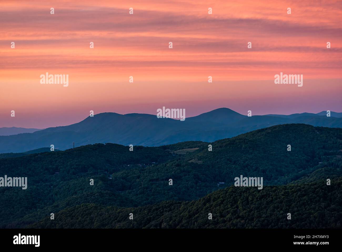 Vista aerea ad alto angolo da Sugar Mountain del tramonto crepuscolo strati silhouette e picchi rosso vibrante drammatico cielo di colore nel North Carolina Blue Ridg Foto Stock
