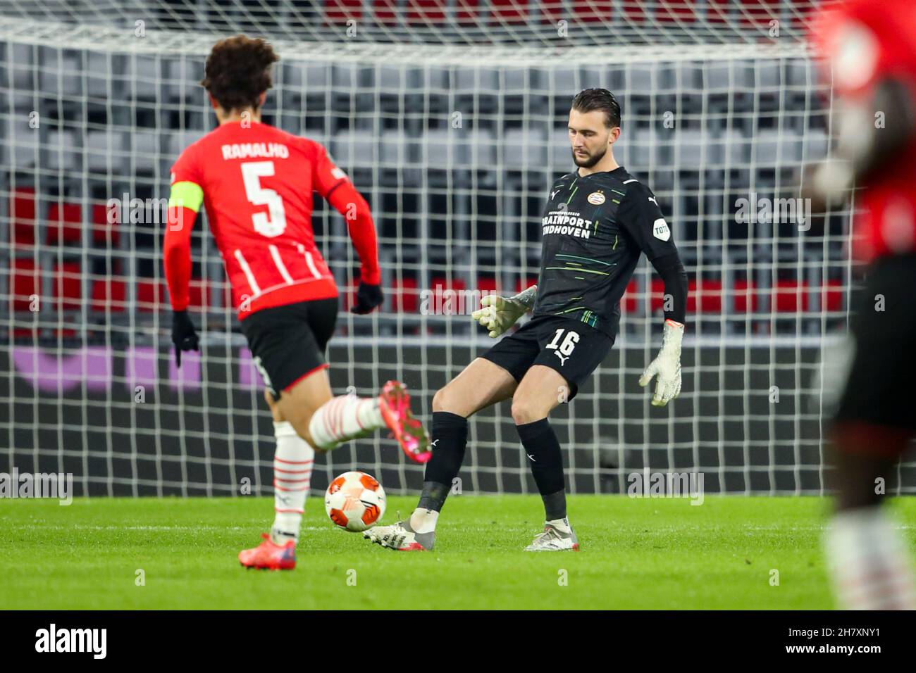 EINDHOVEN, PAESI BASSI - NOVEMBRE 25: Andre Ramalho (c) del PSV Eindhoven, portiere Joel Drommel del PSV Eindhoven durante il Gruppo B - UEFA Europa League partita tra PSV e Sturm Graz allo stadio Philips il 25 Novembre 2021 a Eindhoven, Paesi Bassi (Foto di Broer van den Boom/Orange Pictures) credito: Orange Pics BV/Alamy Live News Foto Stock