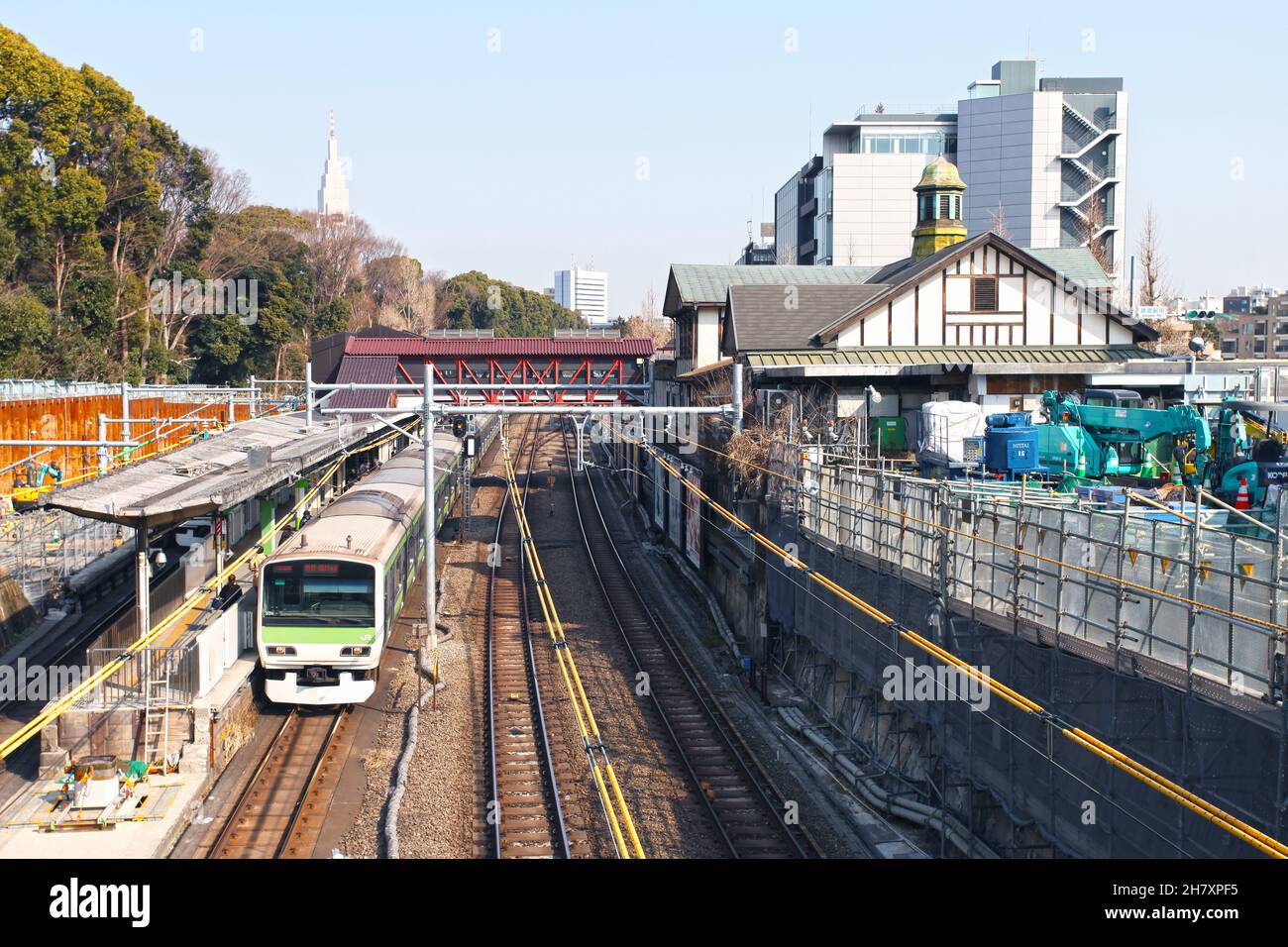 La vecchia stazione ferroviaria in legno di Harajuku, conosciuta anche come Weathercock House che è stata recentemente demolita a Jingjumae, Shibuya City, Tokyo, Giappone. Foto Stock