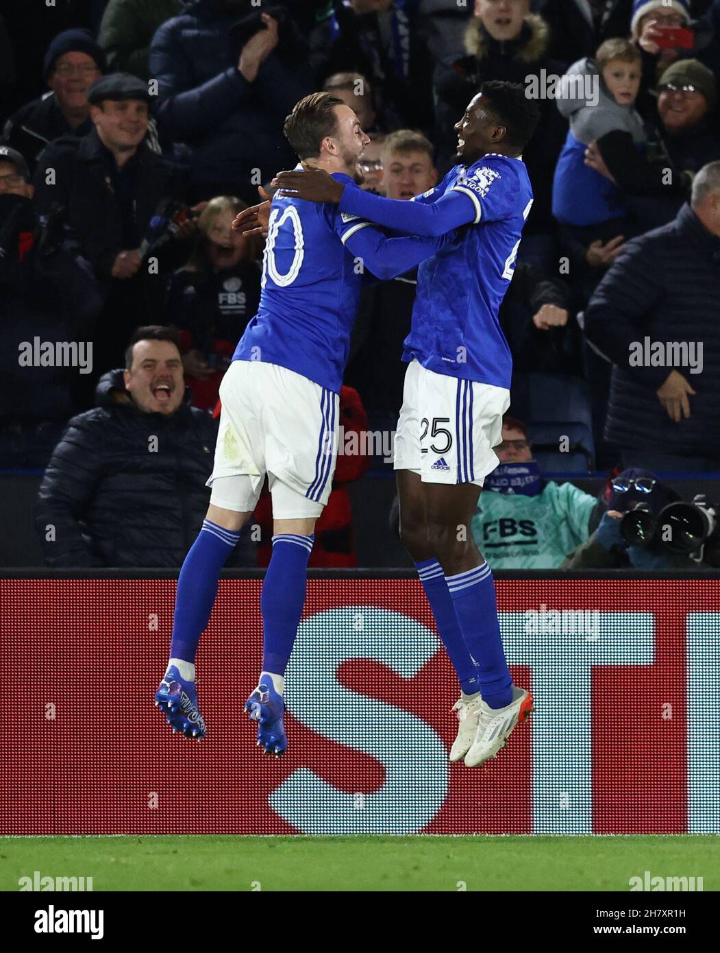 Leicester, Inghilterra, 25 novembre 2021. Wilfred Ndidi di Leicester City festeggia il terzo gol con James Maddison durante la partita della UEFA Europa League al King Power Stadium di Leicester. Il credito dovrebbe essere: Darren Staples / Sportimage Foto Stock