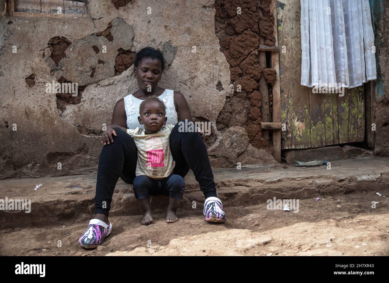 Una donna e sua figlia sono viste seduti fuori della loro casa, Durante la giornata internazionale per l'eliminazione della violenza contro le donne nelle baraccopoli di Kibera. La maggior parte delle donne si nasconde dietro le porte in silenzio e dolore per evitare di essere notate e sono in lotta e paura di perdere le loro case senza nessuno o da nessuna parte a cui rivolgersi. Mentre oggi segna la campagna internazionale di 16 giorni in 30 anni, è anche uno dei giorni speciali per la maggior parte delle donne che sono state violate fisicamente, psicologicamente e sessualmente per essere ascoltate come aiutiamo a eliminare la violenza contro le donne. (Foto di Donwilson Odhiambo/SOPA Images/Sipa USA) Foto Stock