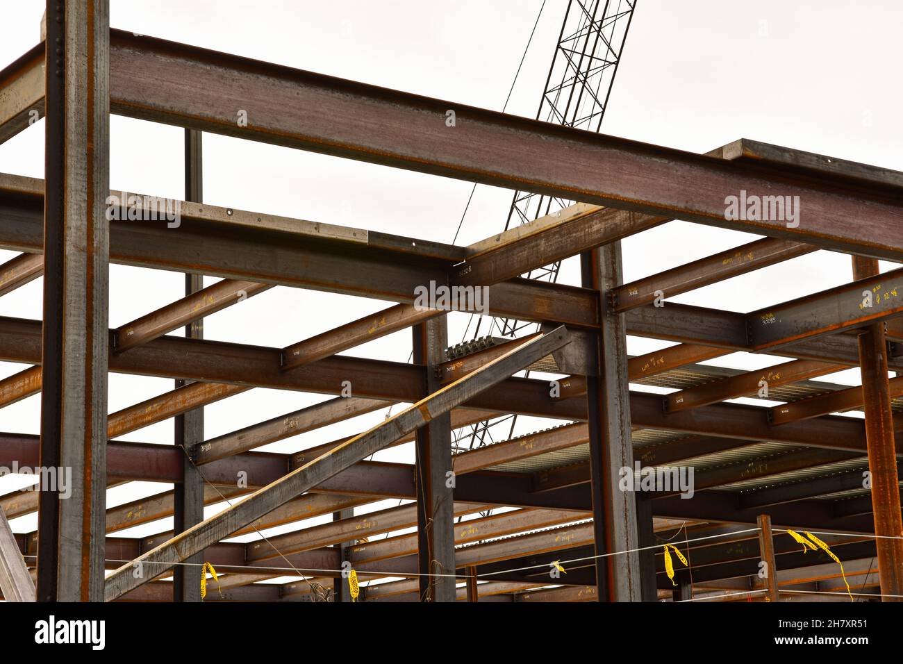 Edificio commerciale a più piani con telaio in acciaio in costruzione. Foto Stock