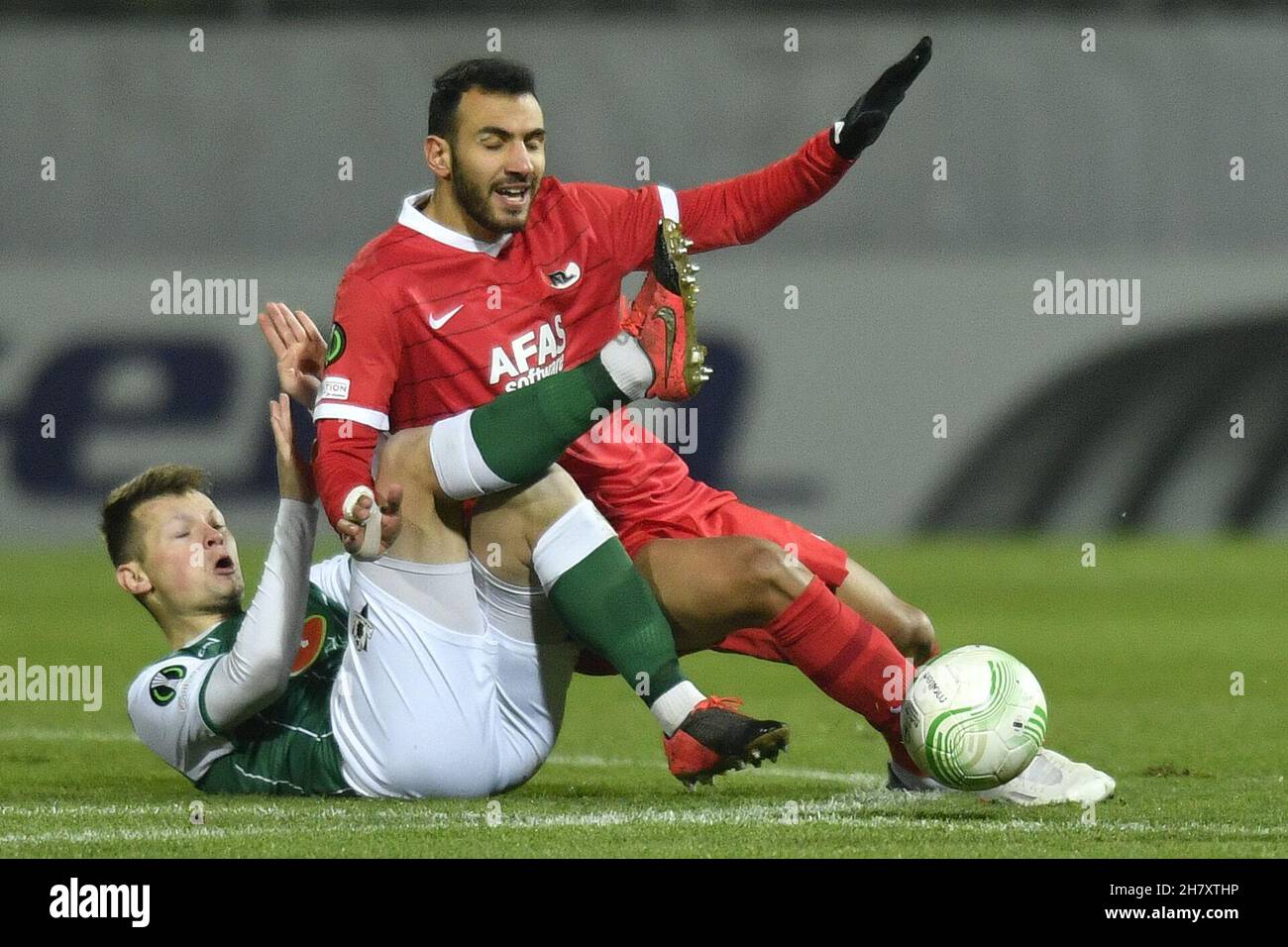 Jablonec nad Nisou, Repubblica Ceca. 25 Nov 2021. Michal Surzyn di Jablonec e Vangelis Pavlidis di Alkmaar in azione durante la Football Conference League 5 ° turno gruppo D partita: Jablonec vs Alkmaar in Jablonec nad Nisou, Repubblica Ceca, 25 novembre 2021. Credit: Radek Petrasek/CTK Photo/Alamy Live News Foto Stock