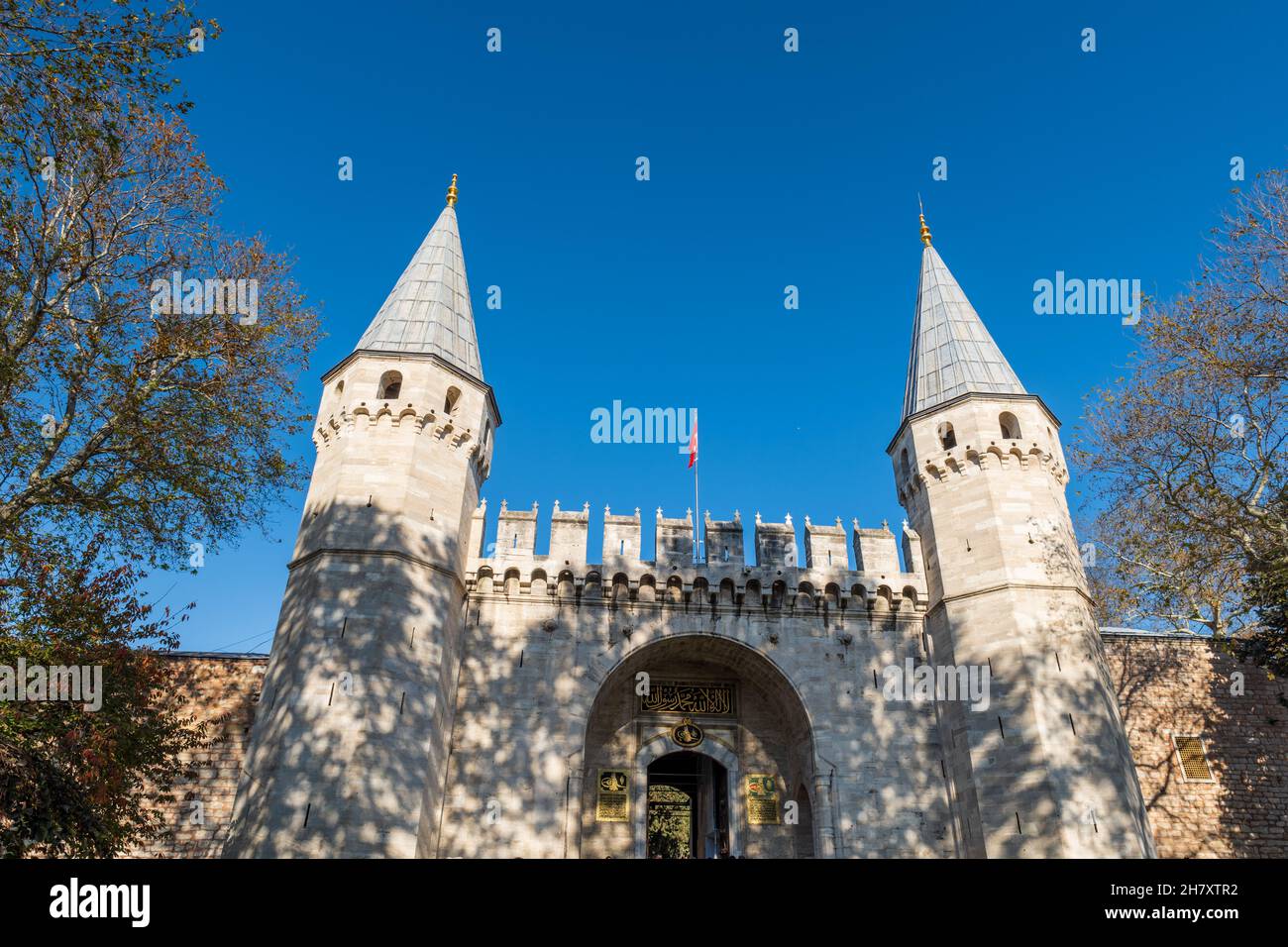 Istanbul, Turchia - 2021 novembre: Porta d'ingresso del Palazzo Topkapi, porta della saluto. Il Palazzo Topkapi è un famoso punto di riferimento di Istanbul Foto Stock