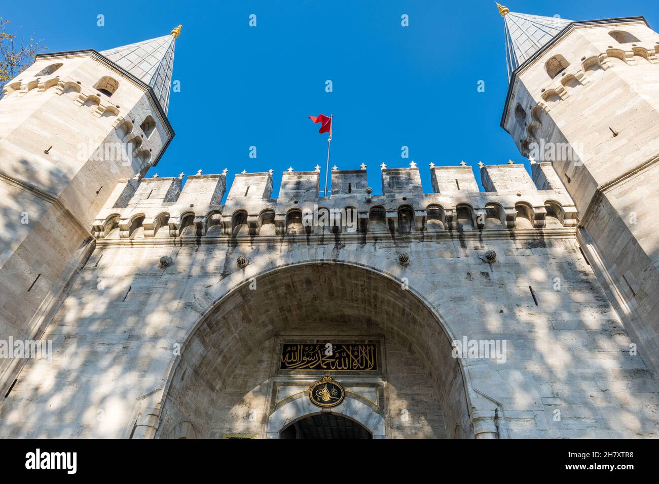 Istanbul, Turchia - 2021 novembre: Porta d'ingresso del Palazzo Topkapi, porta della saluto. Il Palazzo Topkapi è un famoso punto di riferimento di Istanbul Foto Stock