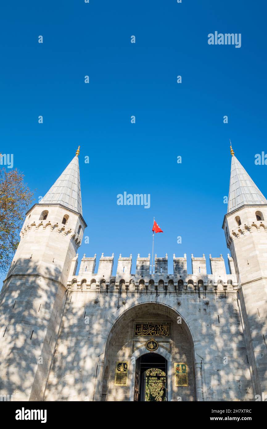 Istanbul, Turchia - 2021 novembre: Porta d'ingresso del Palazzo Topkapi, porta della saluto. Il Palazzo Topkapi è un famoso punto di riferimento di Istanbul Foto Stock
