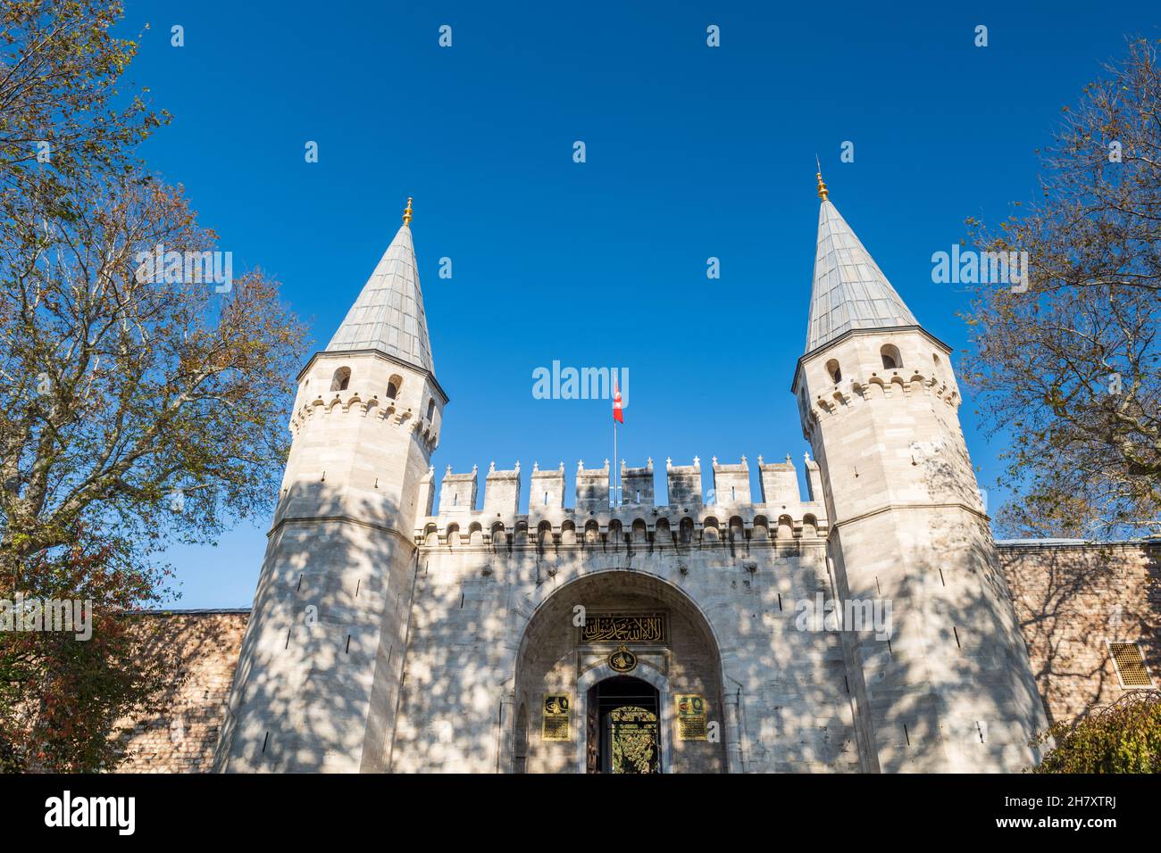Istanbul, Turchia - 2021 novembre: Porta d'ingresso del Palazzo Topkapi, porta della saluto. Il Palazzo Topkapi è un famoso punto di riferimento di Istanbul Foto Stock
