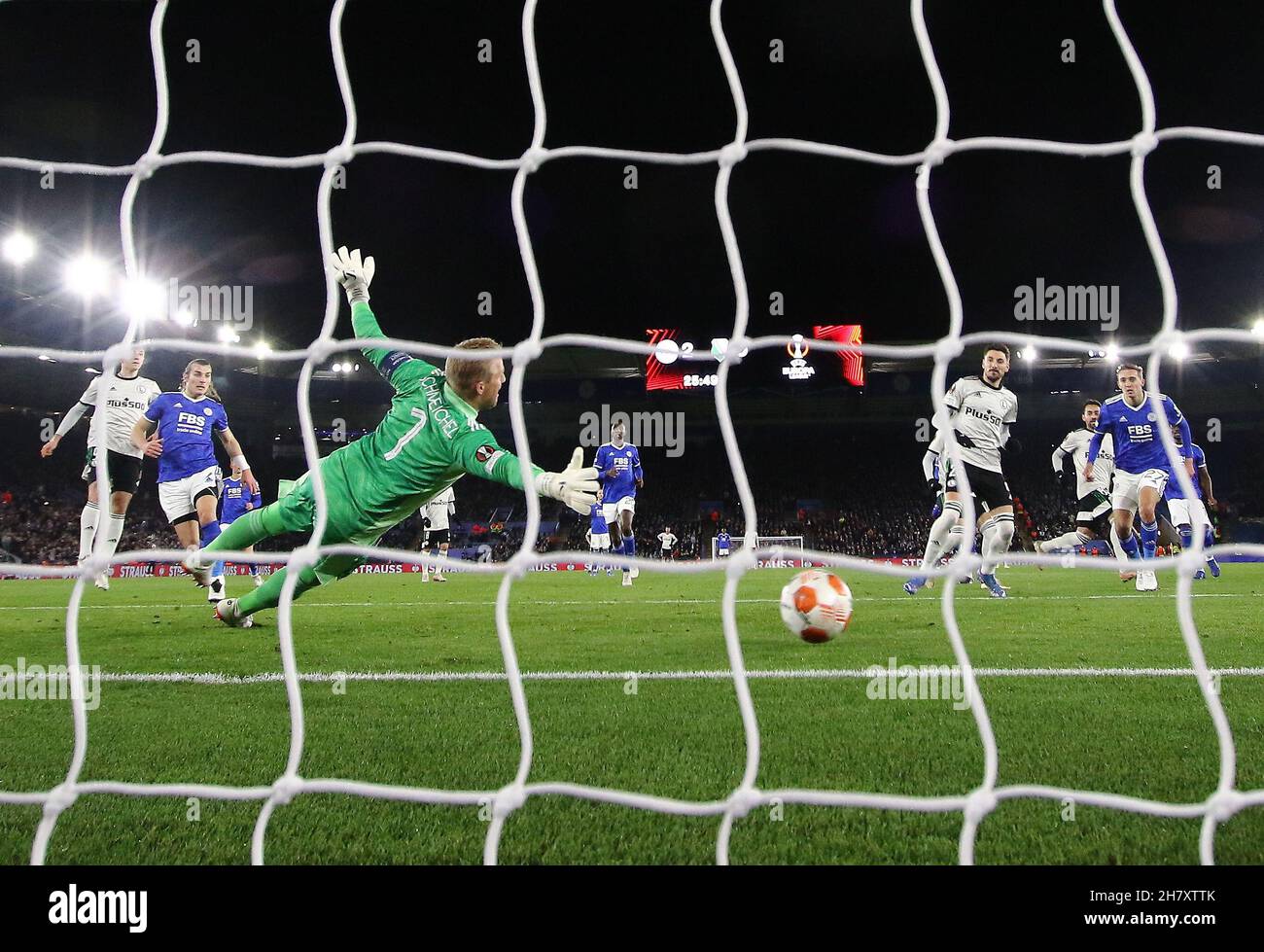 Leicester, Regno Unito. 25 Nov 2021. Filip Mladenovic di Legia Warsaw segna il suo primo goal oltre Kasper Schmeichel di Leicester City durante Leicester City / Legia Warsaw, UEFA Europa League Football match, King Power Stadium, Leicester, UK-25 November 2021 Credit: Michael Zemanek/Alamy Live News Foto Stock