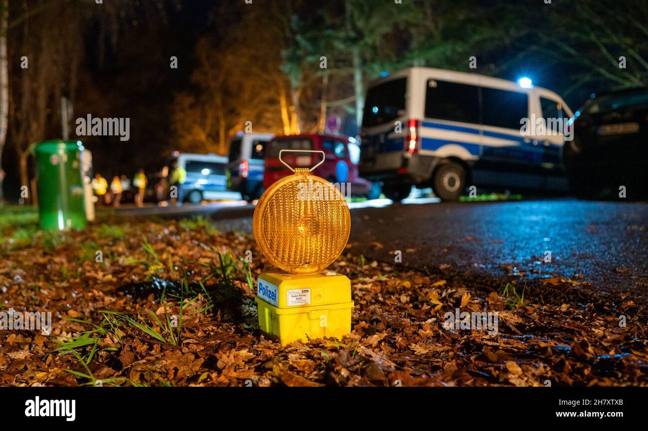 Elstorf Bachheide, Germania. 25 Nov 2021. Gli agenti di polizia controllano un furgone durante un controllo del punto focale. Con l'inizio della stagione buia, aumenta il numero di casi nell'area del crimine di furto residenziale. Per contrastare questo fenomeno, il dipartimento di polizia di Harburg, con il sostegno della polizia di sommosse, ha svolto un'importante operazione di controllo. Credit: Mars/dpa/Alamy Live News Foto Stock