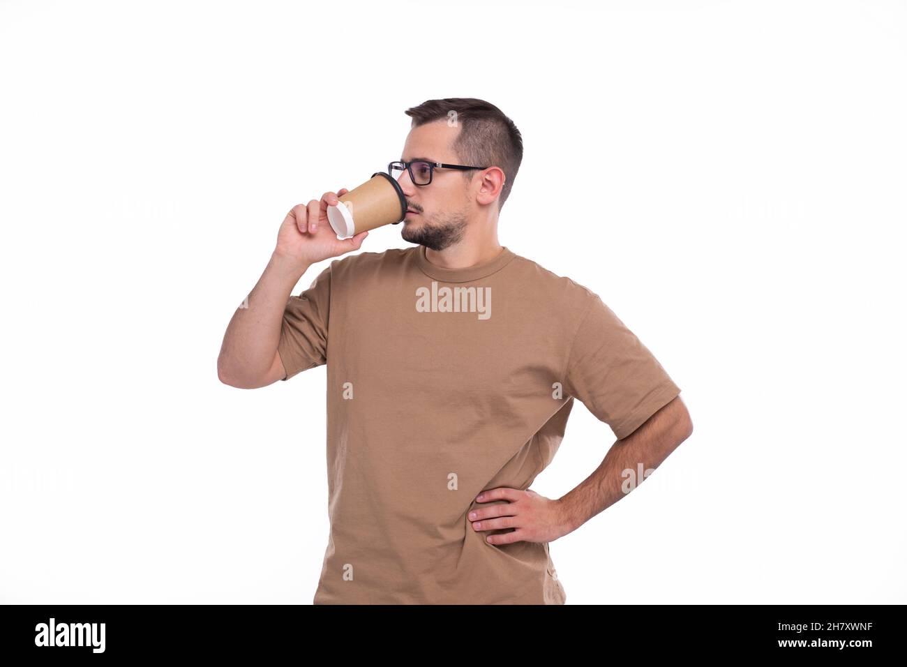 Uomo che beve caffè da take away Cup. Uomo con la tazza di caffè To Go in mano. Foto Stock
