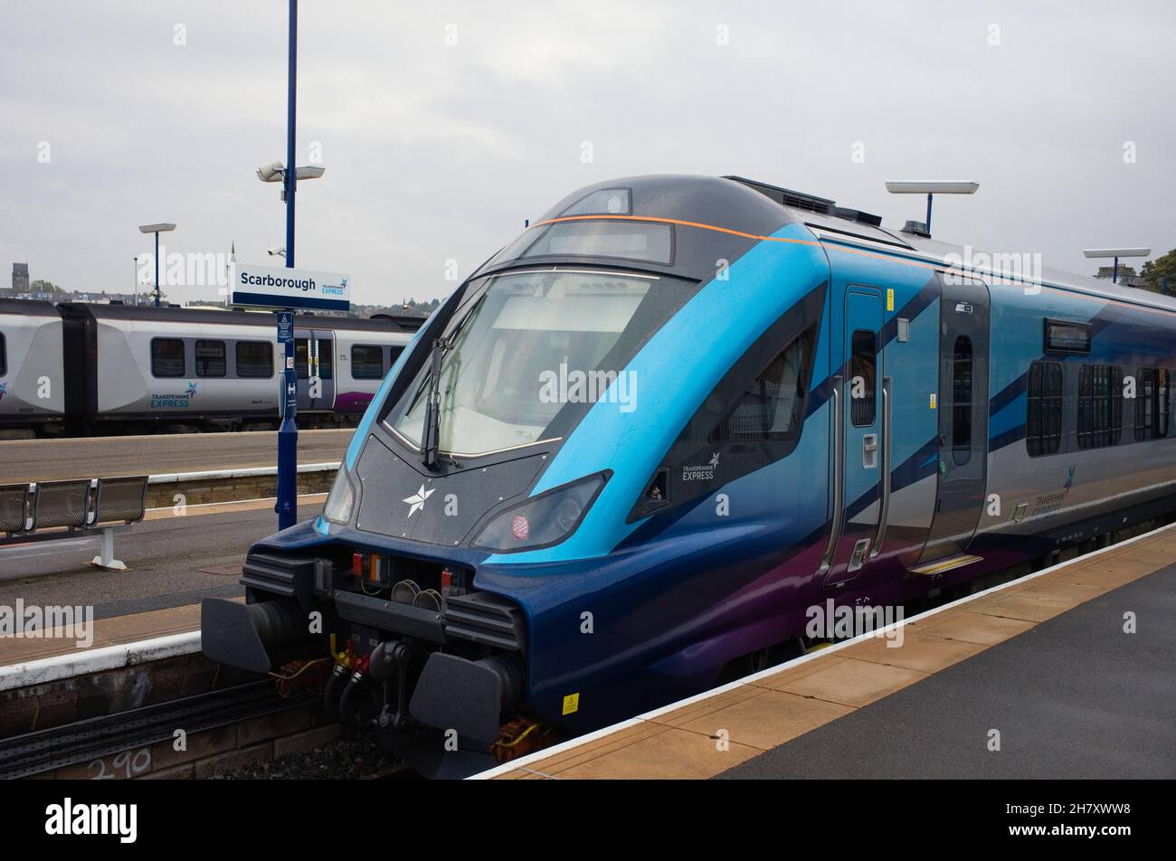 Treno Transpennine Express alla stazione di Scarborough Foto Stock