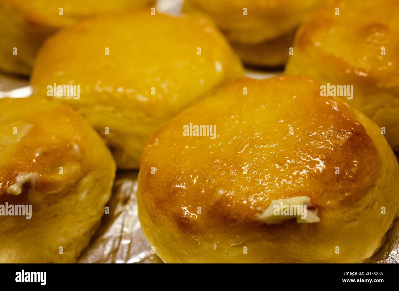 I biscotti di stile del sud sono sormontati con il burro, 18 gennaio 2016, a Coden, Alabama. Foto Stock