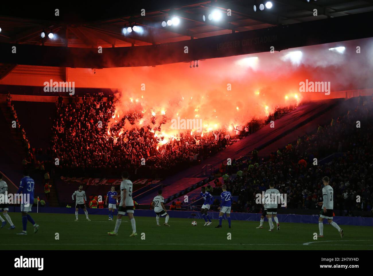 Leicester, Regno Unito. 25 Nov 2021. I fan di Legia Warsaw hanno smesso di giocare a razzi rossi durante Leicester City / Legia Warsaw, UEFA Europa League Football match, King Power Stadium, Leicester, UK-25 November 2021 Credit: Michael Zemanek/Alamy Live News Foto Stock