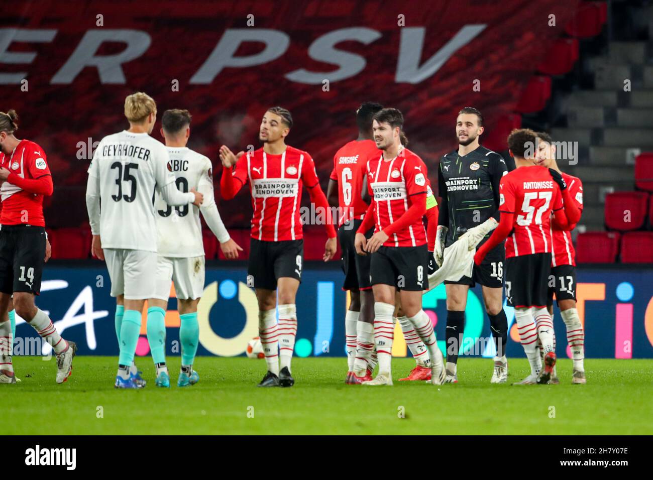 EINDHOVEN, PAESI BASSI - NOVEMBRE 25: Niklas Geyrhofer di SK Sturm Graz, Carlos Vinicius di PSV Eindhoven, Marco van Ginkel di PSV Eindhoven, portiere Joel Drommel di PSV Eindhoven durante la partita del Gruppo B - UEFA Europa League tra PSV e Sturm Graz allo stadio Philips il 25 novembre, 2021 a Eindhoven, Paesi Bassi (Foto di Broer van den Boom/Orange Pictures) Credit: Orange Pics BV/Alamy Live News Foto Stock