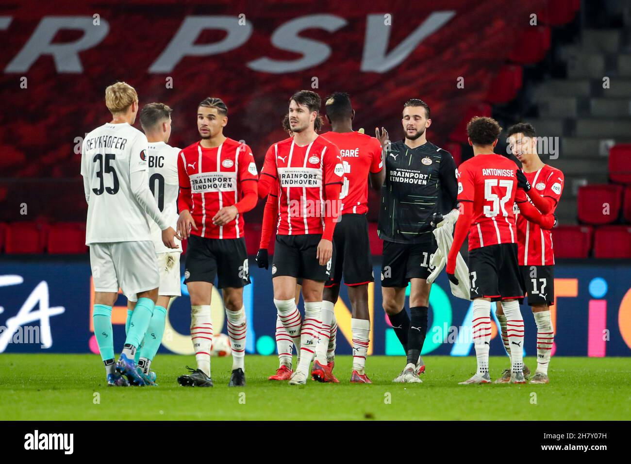 EINDHOVEN, PAESI BASSI - NOVEMBRE 25: Niklas Geyrhofer di SK Sturm Graz, Carlos Vinicius di PSV Eindhoven, Marco van Ginkel di PSV Eindhoven, portiere Joel Drommel di PSV Eindhoven durante la partita del Gruppo B - UEFA Europa League tra PSV e Sturm Graz allo stadio Philips il 25 novembre, 2021 a Eindhoven, Paesi Bassi (Foto di Broer van den Boom/Orange Pictures) Credit: Orange Pics BV/Alamy Live News Foto Stock