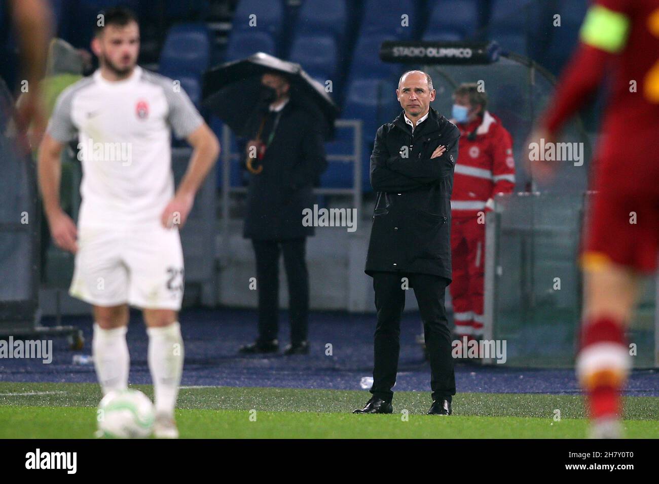 Roma, Italia. 25 Nov 2021. ROMA, Italia - 25 novembre 2021: Viktor Skrypnyk (ALLENATORE ZORYA) in azione durante la partita di calcio della UEFA Conference League tra ROMA e ZORYA LUHANSK allo stadio olimpico di Roma. Credit: Independent Photo Agency/Alamy Live News Foto Stock