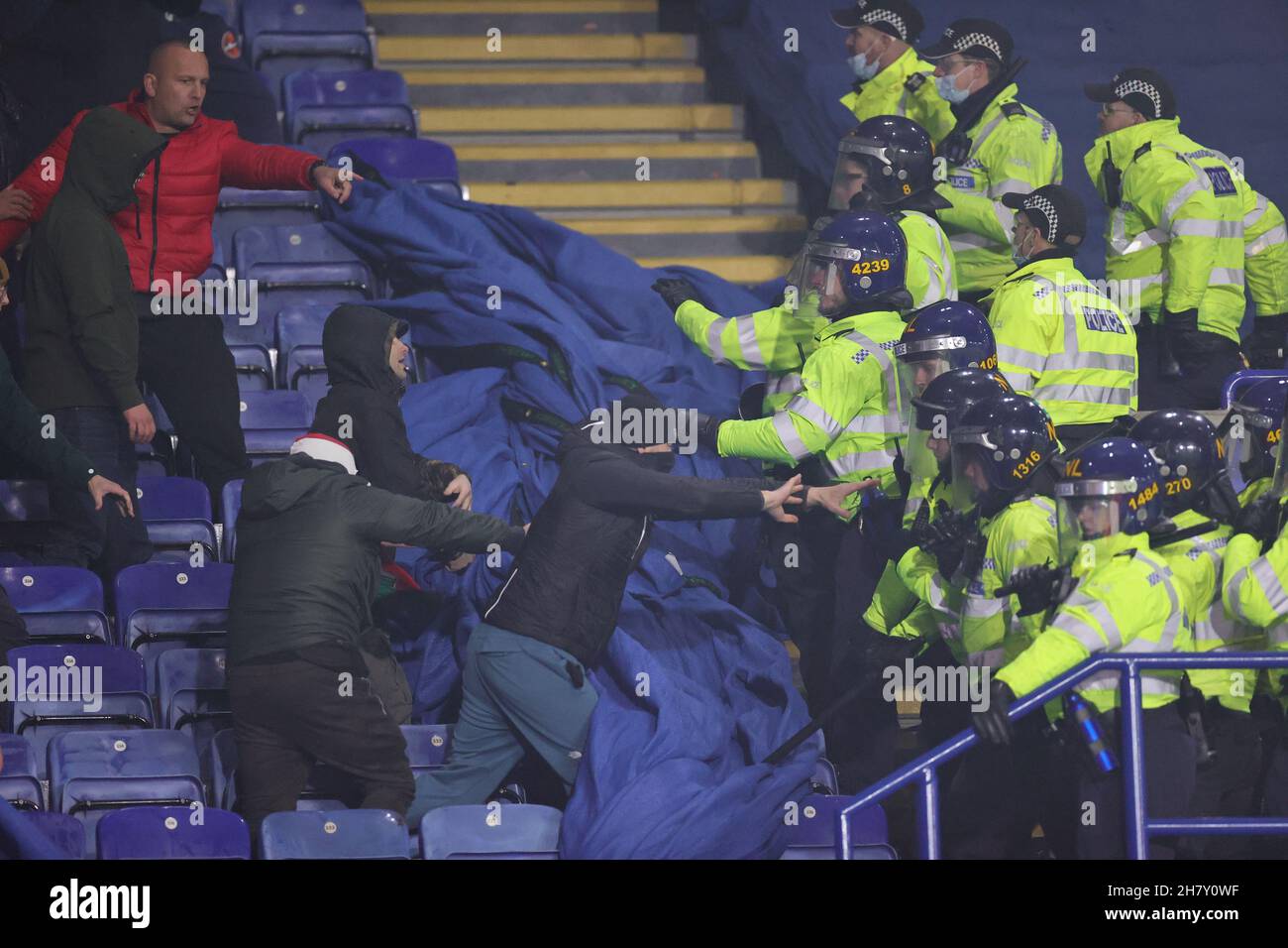 LEICESTER, REGNO UNITO. NOVEMBRE 25.Trouble in the away End erutta durante la partita del gruppo C della UEFA Europa League tra Leicester City e Legia Warszawa al King Power Stadium di Leicester giovedì 25 novembre 2021. (Credit: James Holyoak/MB Media) Foto Stock