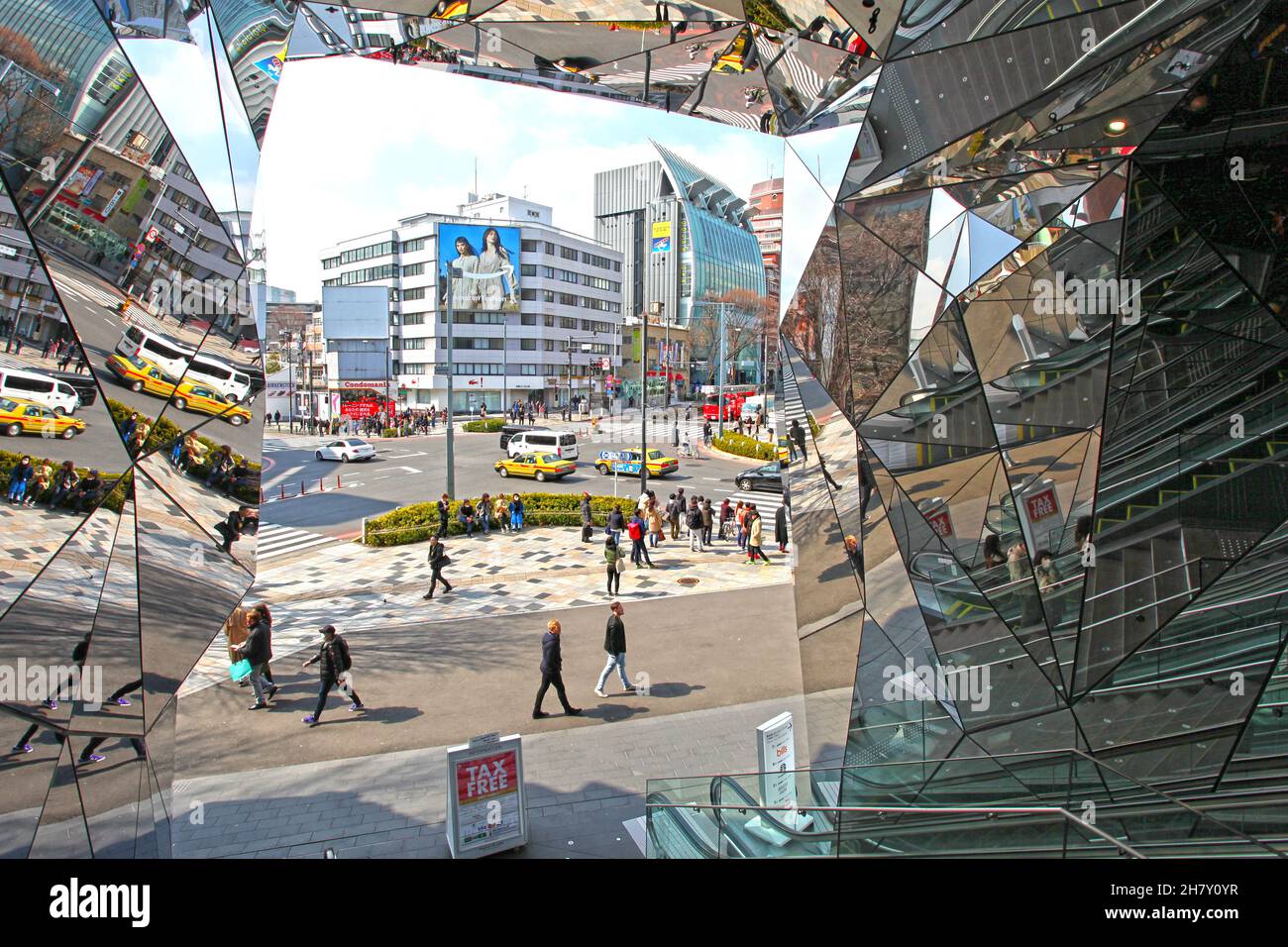 L'ingresso al Tokyu Plaza Omotesando in Harajuku è coperto di specchi quando si sale o si scende la scala mobile a Tokyo, Giappone. Foto Stock