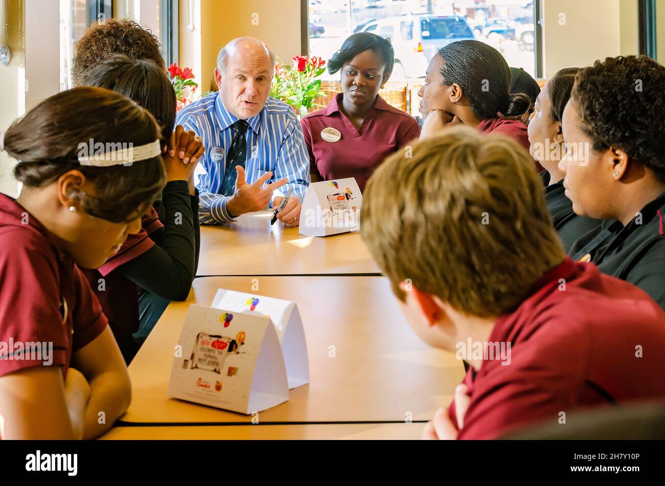 Dan Cathy, CEO di Chick-fil-A, parla con i dipendenti di Chick-fil-A in un nuovo ristorante, il 7 marzo 2012, a Columbus, Mississippi. Foto Stock
