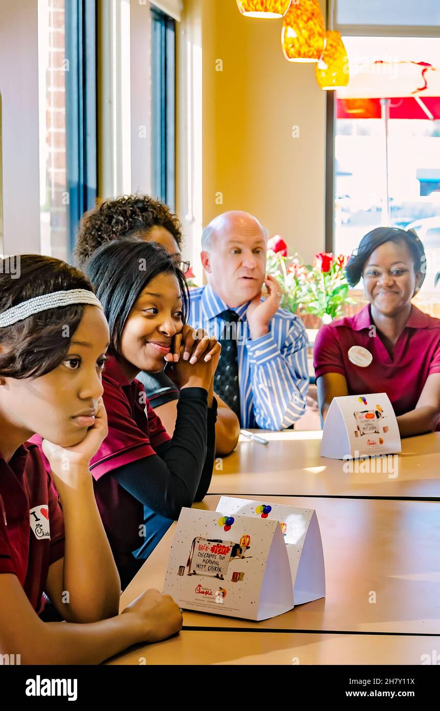 Dan Cathy, CEO di Chick-fil-A, parla con i dipendenti di Chick-fil-A in un nuovo ristorante, il 7 marzo 2012, a Columbus, Mississippi. Foto Stock