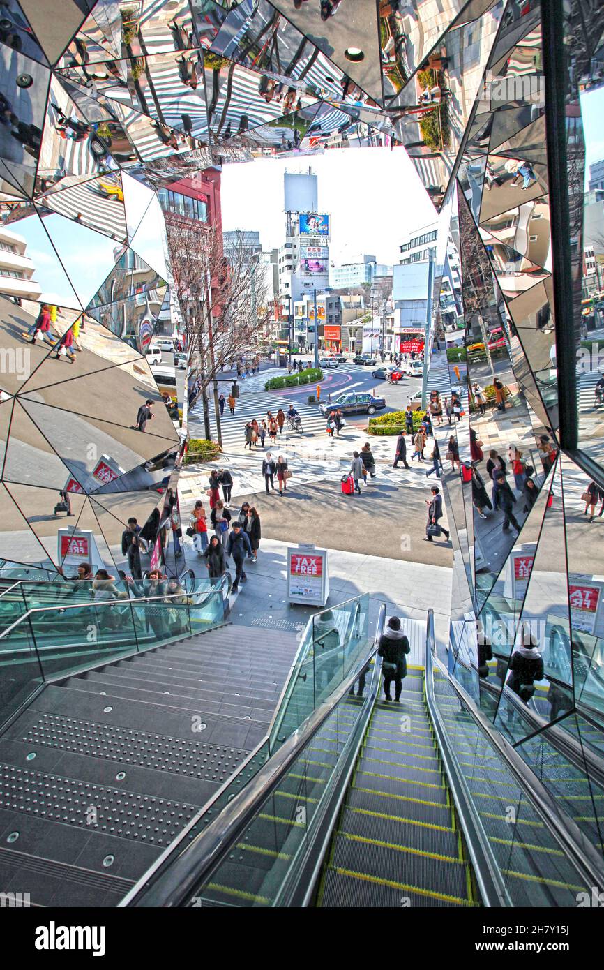 L'ingresso al Tokyu Plaza Omotesando in Harajuku è coperto di specchi quando si sale o si scende la scala mobile a Tokyo, Giappone. Foto Stock