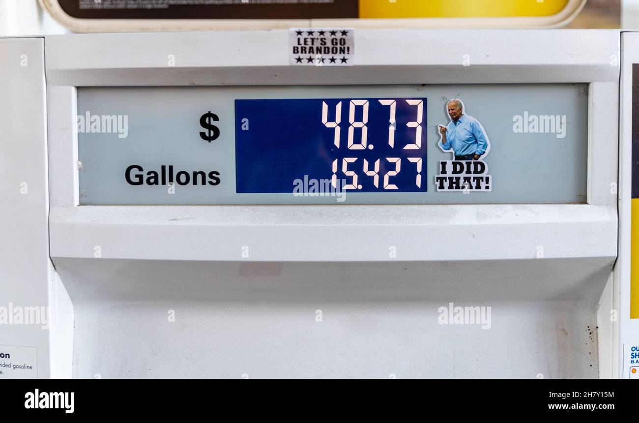 Blairsville, GA - 23 novembre 2021: Adesivo del presidente Joe Biden 'ho fatto quello 'sulla pompa di combustibile, riferendo i prezzi del gas. Foto Stock