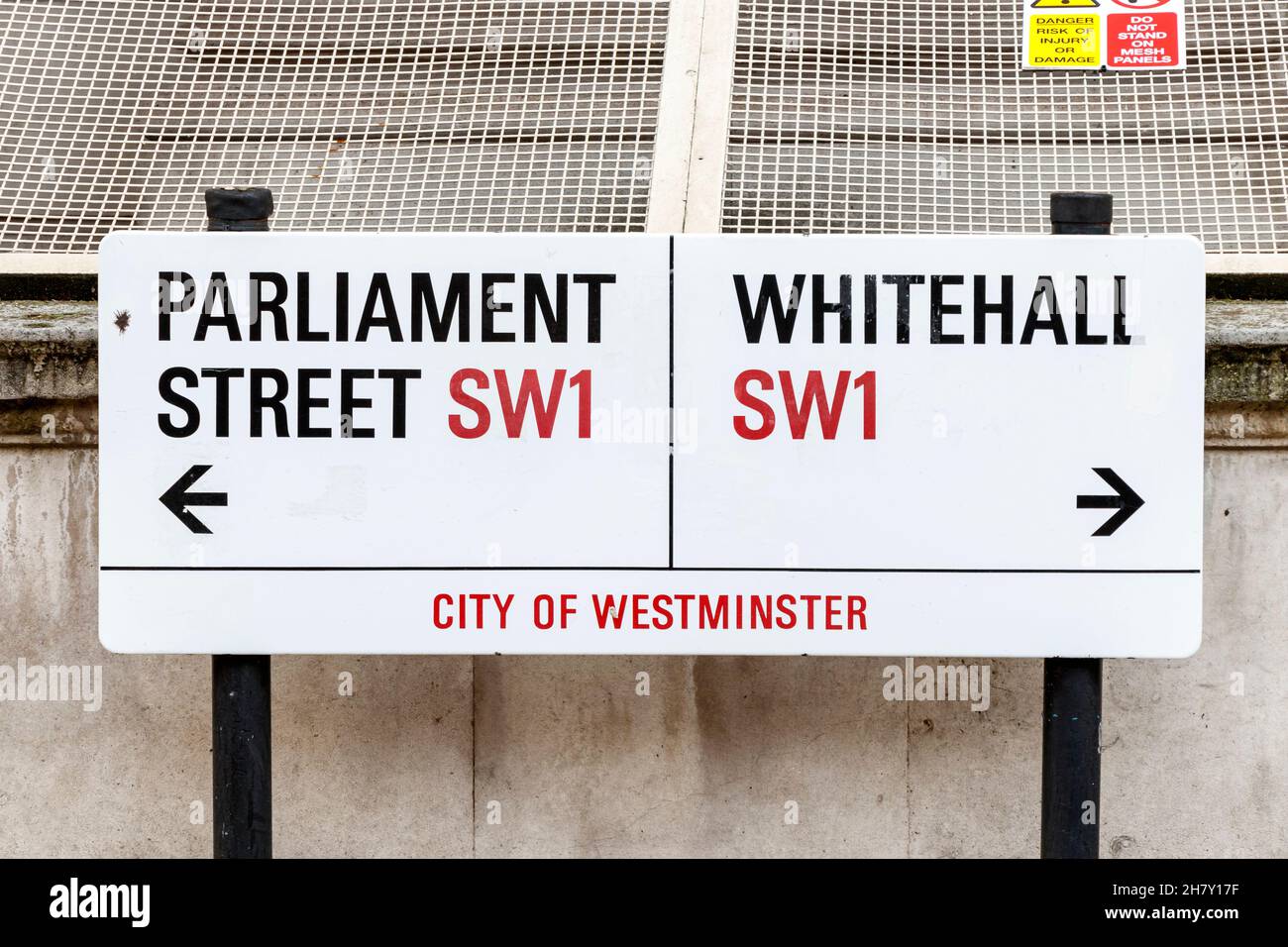 Un cartello stradale che segna la delimitazione di Parliament Street e Whitehall, Londra, Regno Unito Foto Stock
