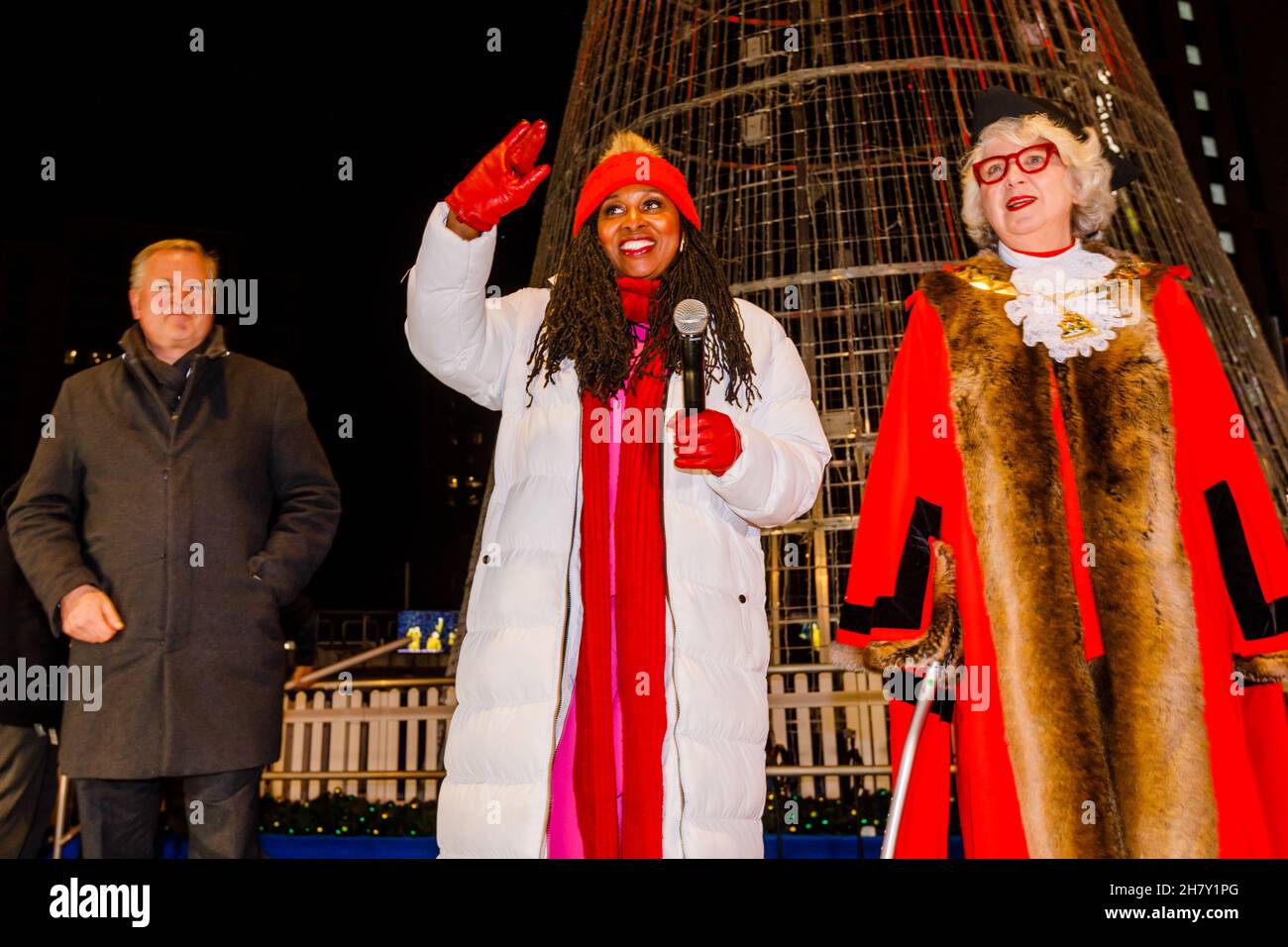 Londra, Regno Unito. 25 Nov 2021. Winterfest, The Big Switch on, Wembley Park, Regno Unito. 25 novembre 2021.Quintain CEO, James Saunders, Dawn Butler, deputato laburista per Brent Central e Cllr Colacicco, sindaco di Brent al Winterfest Big Switch on, Wembley Park. Tornando a Wembley Park dopo un periodo di hiatus di anni, il Winterfest, il percorso gratuito delle luci invernali di Wembley Park, tornerà per il 2021. Festeggiando la festa, il tema delle luci di Natale di quest'anno sarà "riunita in luce" e presenterà i preferiti di ritorno, oltre a nuove commissioni e nuove installazioni d'arte. Amanda Rose/Alamy Live News Credit: Am Foto Stock