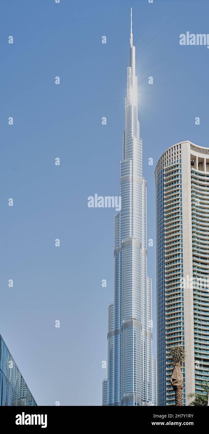 Il Burj Khalifa, l'edificio più alto del mondo, splende di luce solare Foto Stock