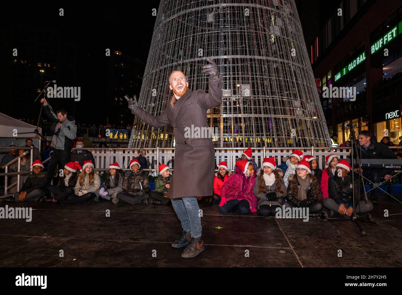 Londra, Regno Unito. 25 novembre 2021. Rigorosamente venire Dancing's Neil Jones sul palco come Winterfest, un festival invernale gratuito ritorna al Wembley Park dopo un periodo di un anno a causa della pandemia del coronavirus. L'evento si svolge fino al 4 gennaio 2022 e presenta il più grande albero di Natale a LED di Londra, nonché nuove commissioni e opere d'arte digitali. Credit: Stephen Chung / Alamy Live News Foto Stock