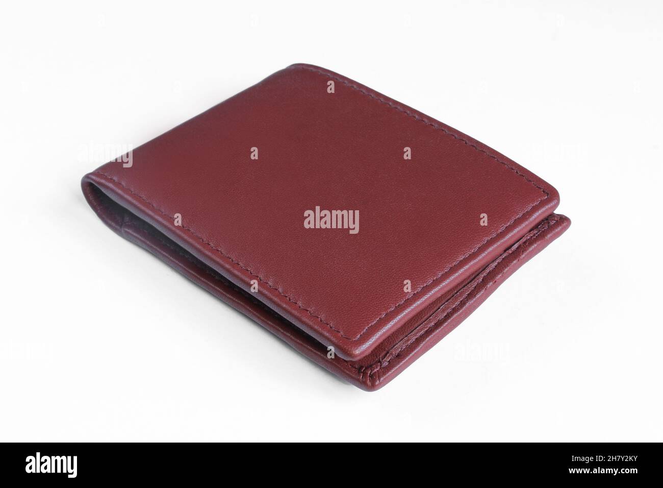 Portafoglio in pelle ripiegata per uomo isolato su sfondo bianco. Foto Stock
