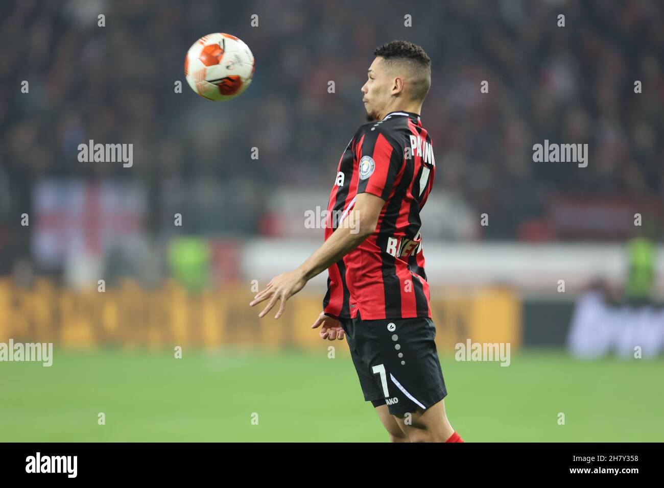 Leverkusen, Germania. 25 Nov 2021. Eurolega, giorno 5, Bayer 04 Leverkusen vs Celtic Glasgow, Paulinho (B04) controlla la palla. Credit: Juergen Schwarz/Alamy Live News Foto Stock