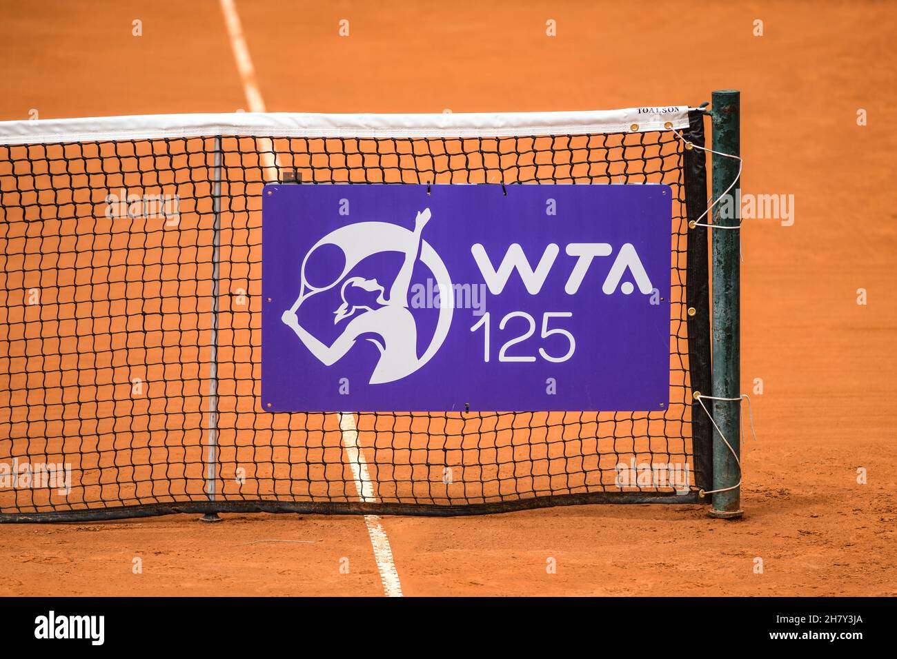 Logo WTA su una rete da tennis. Argentina Open 2021 Foto Stock