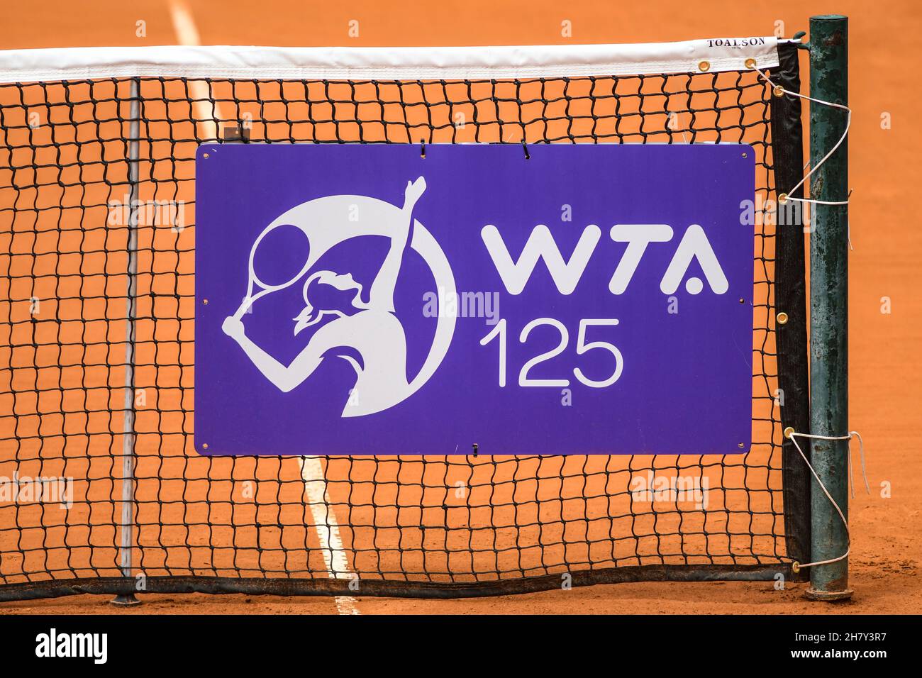 Logo WTA su una rete da tennis. Argentina Open 2021 Foto Stock
