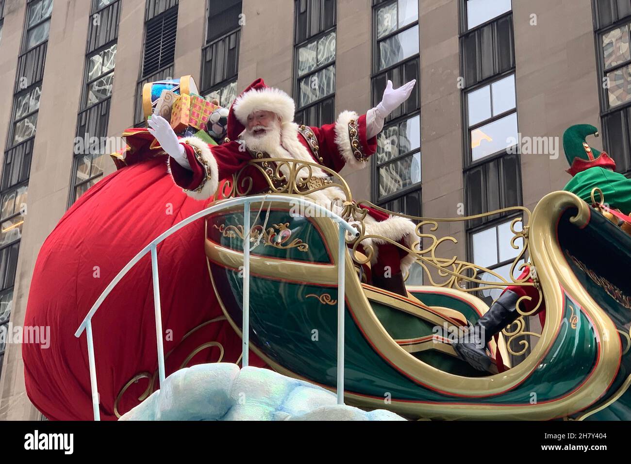 NEW YORK, NEW YORK/USA - 25 NOVEMBRE 2021: Babbo Natale si alleva alle folle della Macy's Babbo Natale galleggiante nella 95esima Macy's Thanksgiving Day P. Foto Stock