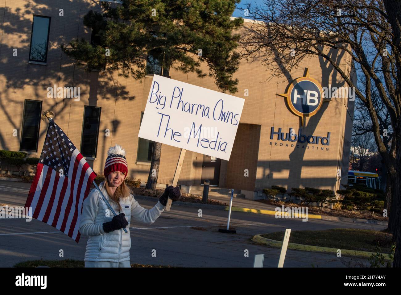 St. Paul, Minnesota. Novembre 20, 2021. Libertà medica rally. Donna che tiene un cartello fuori Hubbard che trasmette per dire loro di coprire le loro proteste An Foto Stock