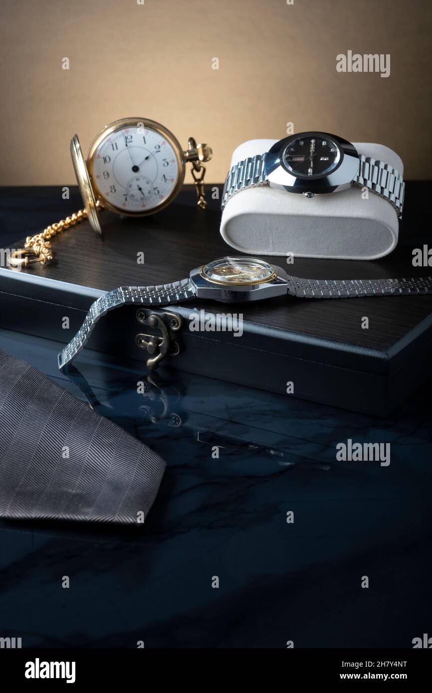 Helsinki / Finlandia - 25 NOVEMBRE 2021: Primo piano di un orologio  tascabile d'epoca e di orologi da polso sullo sfondo dello studio Foto  stock - Alamy
