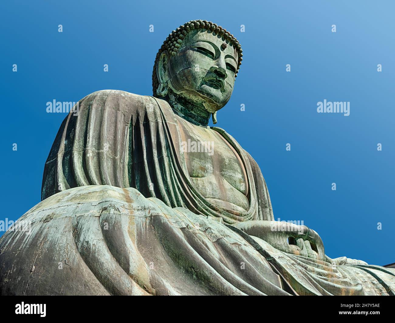 Una vista del Buddha gigante di bronzo al Santuario di Daihatsu a Kamakura, Giappone. Foto Stock